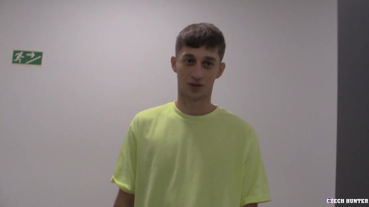CZECH HUNTER - Pizza Delivery Guy Gets Offered A Shower, Then Gets Spit Roasted For A Tip - 無料セックスビデオ - RedTube