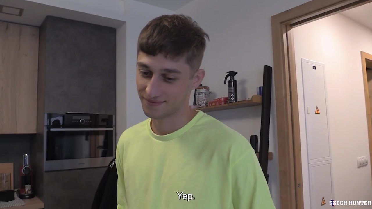 CZECH HUNTER - Pizza Delivery Guy Gets Offered A Shower, Then Gets Spit Roasted For A Tip - 無料セックスビデオ - RedTube