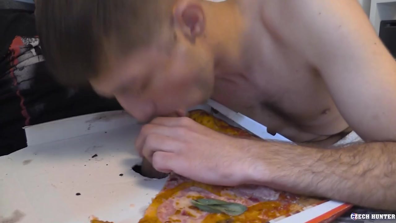 CZECH HUNTER - Pizza Delivery Guy Gets Offered A Shower, Then Gets Spit Roasted For A Tip - 無料セックスビデオ - RedTube