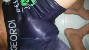 pissing desesperado en ropa interior,como una puta sucia