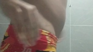 Me vesti de mulher usando sutiã e saia