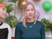 Ersties - Lesbische 5er-Orgie beim Dare Ring Game 8/16