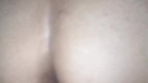 Latina culona infiel mientras trabaja el esposo