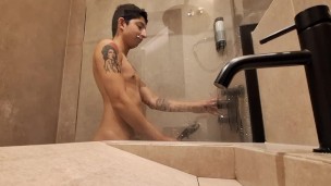 Twink se ducha de forma sensual en un motel
