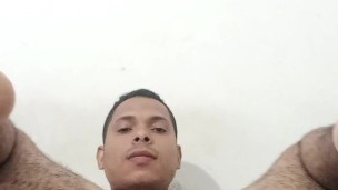 Hombre latino se toca el culo