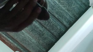 EN EL BAÑO DE LA CASA DE UN AMIGO SE ME PONE DURA Y ME HAGO LA PAJA