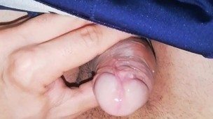 pissing desesperado en ropa interior, me mojo todo, primer plano, tomalo perra