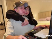 Jugando Minecraft mi novia culona me ruega que la folle y me corro en sus tetas 1/16