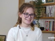 Ersties - Die süße Luna T verwöhnt ihre rosa Pussy 14/16