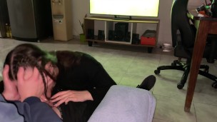 Hermosa pequeña rubia argentina hace una mamada profunda mientras vemos fútbol. Copa América USA