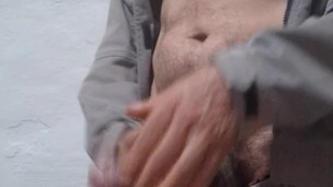 Otra buena paja en el trabajo mientras fumo