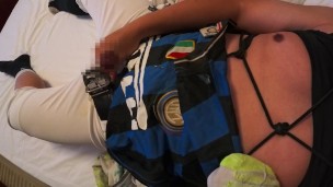 縛られた野球選手が汚い靴下で乳首を遊んでオナニー