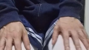 白タイツを履いた男の娘がおしっこを我慢していたけど、漏れちゃった・・・