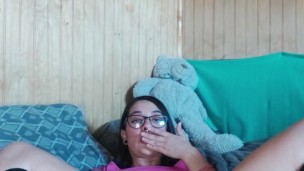 Mira como modelo y me masturbo en varias poses con mi gran dildo