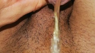 orinandome sobre mi mismo, lleno de pissing mi camiseta