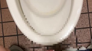 公衆トイレで大量射精して便器汚しちゃいましたごめんなさい