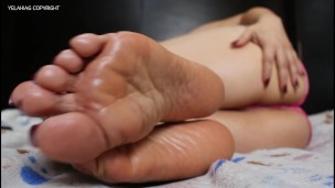 YELAHIAG'S VERY SEXY OILED SOLES, OBEY AND KEEP QUIET IN FRONT OF HER SPH TEASING. YELAHIAG