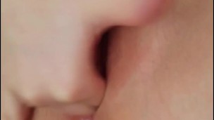 ¿TE GUSTARÍA CHUPARLA Y METERLA? ME MASTURBO EL COÑO MOJADO CON LOS DEDOS Y ME CORRO