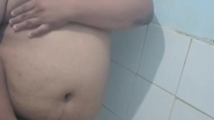 Jakol muna habang naliligo