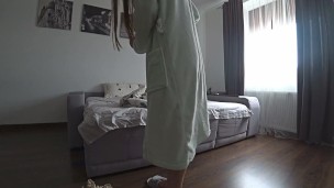 Измена в отношениях. Друг трахает мою жену у меня дома на диване. Реальный