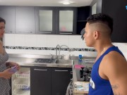 PLOMERO PERVERTIDO SE FOLLA A CHICA TÍMIDA QUE LO CONTRATÓ PARA REPARAR EL LAVAPLATOS 1/16