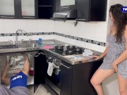 PLOMERO PERVERTIDO SE FOLLA A CHICA TÍMIDA QUE LO CONTRATÓ PARA REPARAR EL LAVAPLATOS 2/16