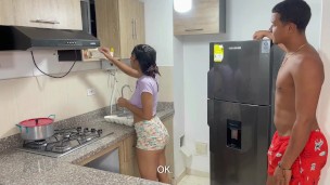 hermanastra culona se folla al hermanastro en la cocina después de ver su enorme polla hasta follar