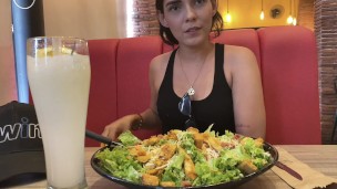 LA INVITÉ A COMER ENSALADA PERO CON LA CONDICIÓN DE QUE USARA MI SALSA ESPECIAL