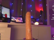 чокнутая наездница оседлала большой дилдо! кончают на свое отражение в зеркале! узкая киска взорвана 15/16