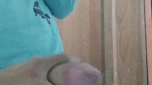Rich cumshot with what I found in the bathroom just taken out ... exciting end
