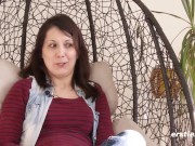 Ersties - Ina aus Wien massiert ihre rasierte Pussy 14/16