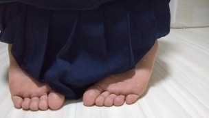 男の娘が正座をして裸足裏を見せつけていく