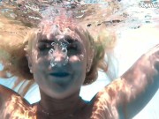 Hot milf pornstar Lisi swimming naked in the pool 16/16