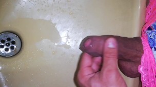 desesperado pissing, no alcanzo a llegar orino como puta en el lavamanos