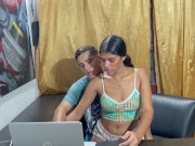 le hago sentir mi enorme polla a mi pequeña hermanastra mientras juega con mi computadora 2/16