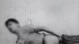 Femboy se mete el dildo hasta el fondo y grita