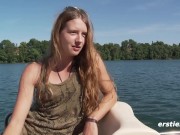 Ersties - Nackt am See genießt Alba ihren Vibrator 11/16