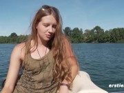 Ersties - Nackt am See genießt Alba ihren Vibrator 7/16