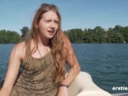 Ersties - Nackt am See genießt Alba ihren Vibrator 9/16