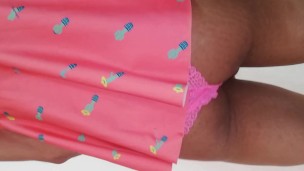 PRIMER PLANO, Upskirt PEQUEÑA PERRA MUESTRA SUS BRAGAS DEBAJO DE LA FALDA, PANTIES ROSAS