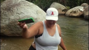 Buscando donde follar en el rio de medellin
