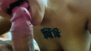 Amiga traviesa le encanta chupar polla