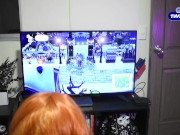 Mi novio me consigue jugando desnuda, y me folla mientras juego switch