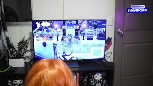 Mi novio me consigue jugando desnuda, y me folla mientras juego switch