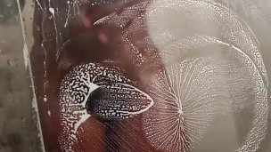 Ducha en camiseta que termina con un orgasmo feliz