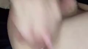 Culo twink se da dildo mientras esta solo