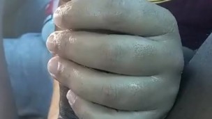 Masturbo a mi amigo de enorme y gruesa polla en el auto.