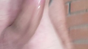 спускаюсь по лестнице со спущенными штанами многоквартирного дома