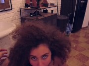 CREAMPIE DAL BARBIERE, IL CLIENTE LE RIEMPIE LA FIGA DI SBORRA - POV 15/16