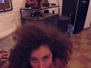 CREAMPIE DAL BARBIERE, IL CLIENTE LE RIEMPIE LA FIGA DI SBORRA – POV